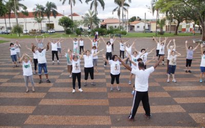 Ginástica na Praça.